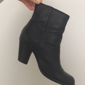 Genuine leather “shoe live” ankle bootie